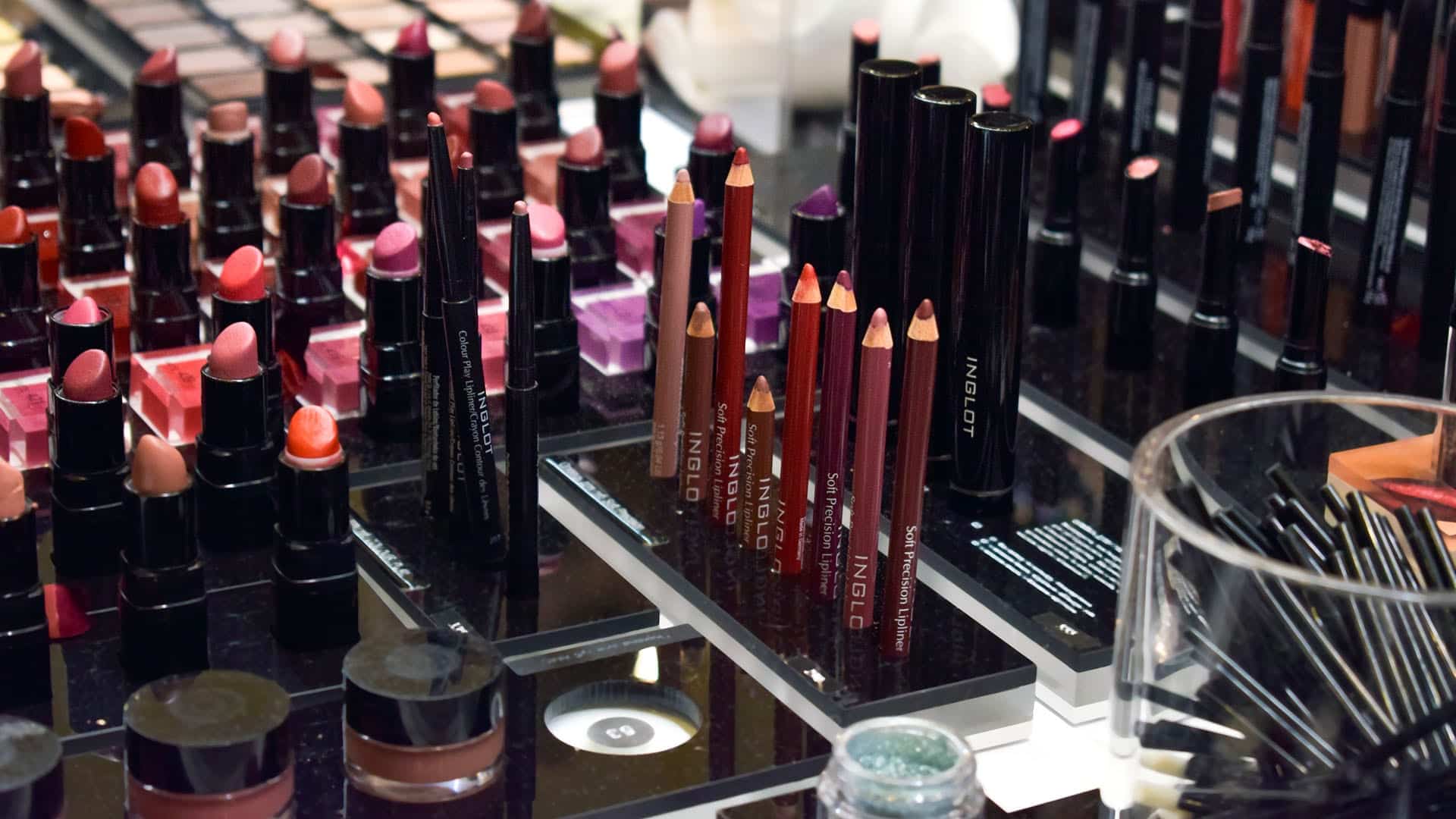 מתקני תצוגה לחנויות קוסמטיקה