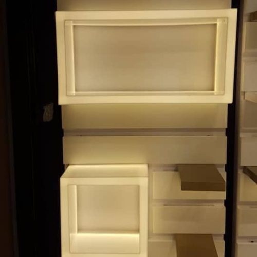 מדפים מוארים לחנות בגדים